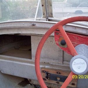 has a glove box..