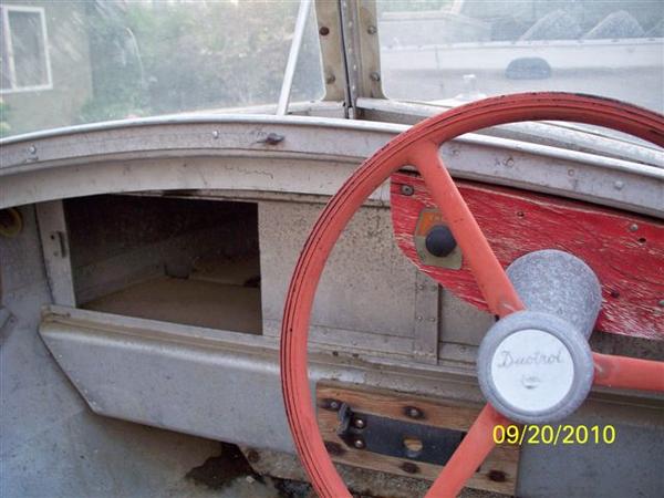 has a glove box..